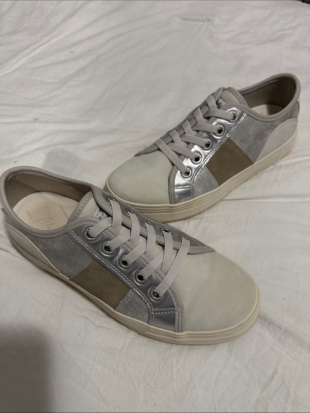 Women’s Athletic Sneakers in Light Gray and Silver